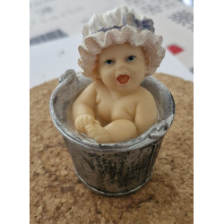 Bébé dans son seau en métal